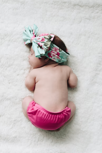 15 Simple & Safe Newborn Poses for Gorgeous Baby Photos